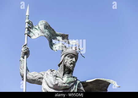 Leon, Spanien - 25. Juni 2019: Alfonso IX, 12. Jahrhundert König von León und Galizien. Denkmal in Santo Martino Square, León, Spanien. Durch Estanisla geformt Stockfoto