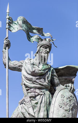 Leon, Spanien - 25. Juni 2019: Alfonso IX, 12. Jahrhundert König von León und Galizien. Denkmal in Santo Martino Square, León, Spanien. Durch Estanisla geformt Stockfoto