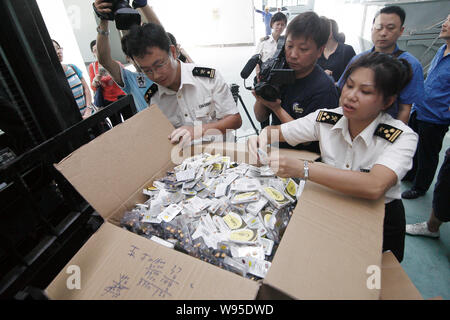 Die chinesischen Zollbeamten prüfen gefälschte Pillen in einer Anlage in Shanghai, China, 24. Juli 2012 vernichtet zu werden. Shanghai Zoll zerstört mehr als 18 Tonnen Stockfoto