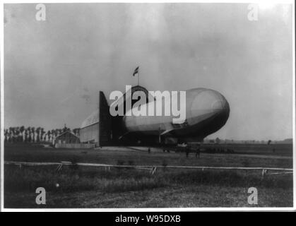 Luftschiff Viktoria Luise und Hangar am Oos, Deutschland, Sept. 11, 1914 Stockfoto