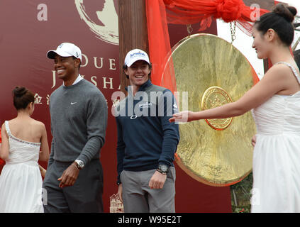 Golfspieler Tiger Woods der Vereinigten Staaten, zweite links, Rory McIlroy von Nordirland, zweite rechts, für eine Zeremonie für ein Golf Ausstellung mat ankommen Stockfoto