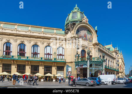 Masse von Menschen geniessen Sie schönes Wetter, und Pkw Parkplatz vor dem Gemeindehaus dům, Gemeindehaus oder Konzertsaal mit Art Nouveau Fassade. Stockfoto