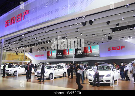 ---- Besucher Blick auf Nissan Autos während des 10 China (Guangzhou) Internationale Automobil Ausstellung, da die Automatische Guangzhou 2012 bekannt, in Guangzhou Stockfoto