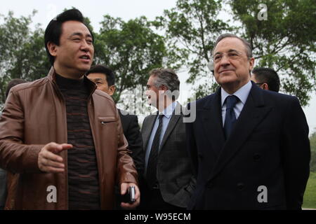 Der Präsident von Real Madrid Club de F¨ ²Tbol Florentino P ¨ ¦ rez (vorne rechts), hört auf die Einführung von Xu Jiayin (vorne links), der Vorstandsvorsitzende der Chines Stockfoto