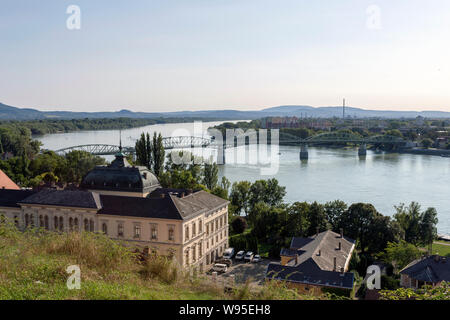 Der Blick auf die Donau in Esztergom, Ungarn an einem heißen Sommertag. Stockfoto