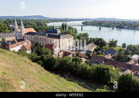 Der Blick auf die Donau in Esztergom, Ungarn an einem heißen Sommertag. Stockfoto