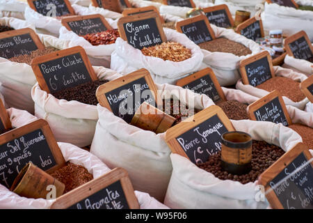 Saint Tropez, Frankreich - Sommer 2019: in der Nähe von verschiedenen leckeren und frischen Gewürzen in weißen Taschen an der Place des Lices Markt im Zentrum von St. Tropez Stockfoto