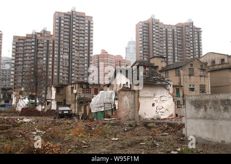 Ein wandbild Erstellt von VHILS ist unter abgerissen, Häuser in Huangpu District, Shanghai, China, 12. Februar 2012 gesehen. Die Portugiesische street artist VHILS Stockfoto