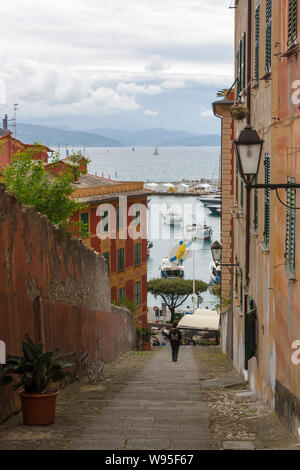 Eine alte Straße von Santa Margherita Ligure, geht hinunter zum Hafen, Italien Stockfoto