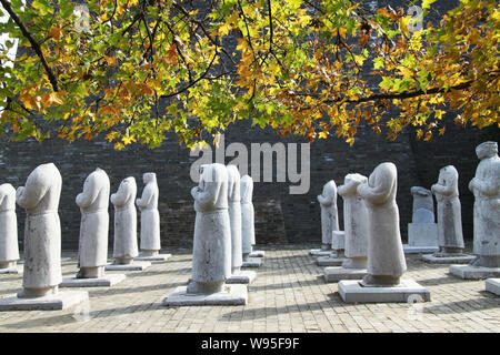 ---- Blick auf die steinernen Statuen der ausländische Botschafter, jetzt ohne Kopf, zu den Qianling Mausoleum in Qian County, Nordwestchina Shaanxi provinc Stockfoto