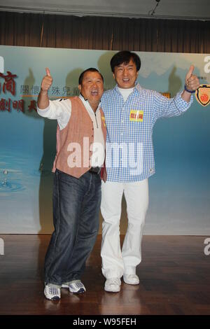 Hong Kong Kung Fu superstar Jackie Chan, Recht, Haltungen mit Schauspieler Eric Tsang an der Produkteinführung Zeremonie für die Spendenaktion für die Po Leung Kuk Speci Stockfoto