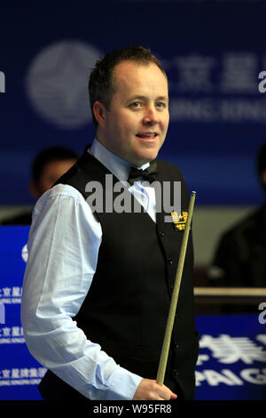 John Higgins von Schottland sieht in einer zweiten Runde Match gegen Jamie Cope von England während der World Snooker Haikou Open 2012 in der Stadt Haikou, Sout Stockfoto