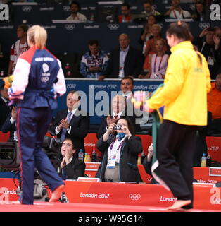 Der russische Präsident Wladimir Putin, Mitte, wird dargestellt, im Finale der Frauen judo Konkurrenz während der Olympischen Spiele 2012 in London in London, UK, 2. Stockfoto