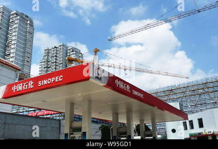 ---- Blick auf eine Tankstelle von Sinopec in Shanghai, China, 31. August 2011. Sinopec Group, Asias größte Öl schmelzen und die Muttergesellschaft von Sinopec Corp. Stockfoto