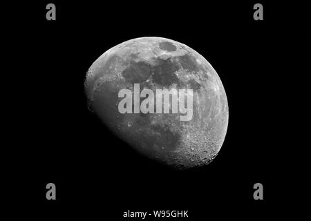 Schwarz-Weiß-Bild des Mondes in Wachsen Gibbous Phase im dunklen Nachthimmel Stockfoto