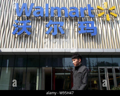 ---- Einen Fußgänger an einem Walmart Supermarkt in Hangzhou City, China, Provinz Jiangsu, 19. Februar 2012. Wal-Mart Stores Inc. s fisc Stockfoto