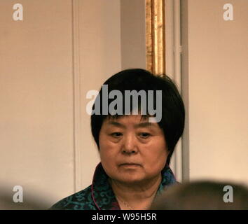 Du Qinlan, Frau des chinesischen Schriftsteller und Literaturnobelpreisträger 2012 Preisträger Mo Yan, besucht eine Pressekonferenz der Preis in Stockholm, Schweden, 6. Dezember Stockfoto