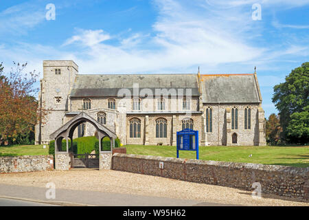 Ein Blick auf die Pfarrkirche Allerheiligen von der Küstenstraße in Thornham, Norfolk, England, Vereinigtes Königreich, Europa. Stockfoto