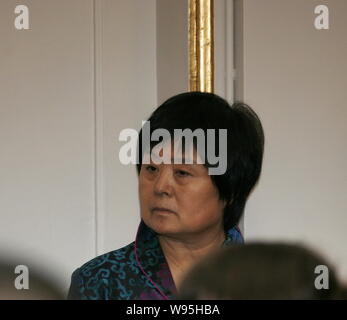 Du Qinlan, Frau des chinesischen Schriftsteller und Literaturnobelpreisträger 2012 Preisträger Mo Yan, besucht eine Pressekonferenz der Preis in Stockholm, Schweden, 6. Dezember Stockfoto