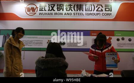 ---- Leute besuchen Sie den Stand von Wuhan Eisen und Stahl (Gruppe) Corp. während einer Ausstellung in Wuhan City, Central China Provinz Hubei, 10. November 20. Stockfoto