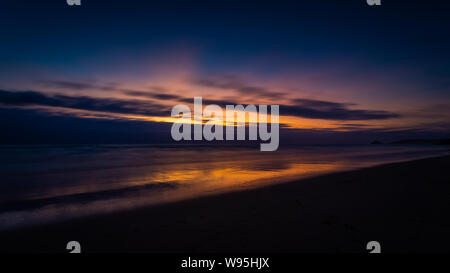 Strand in Perranporth Cornwall UK bei Sonnenuntergang Stockfoto