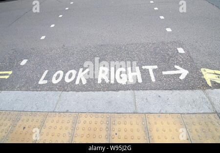 Richtiges zeichen Fußgängerüberweg London UK Suchen Stockfoto
