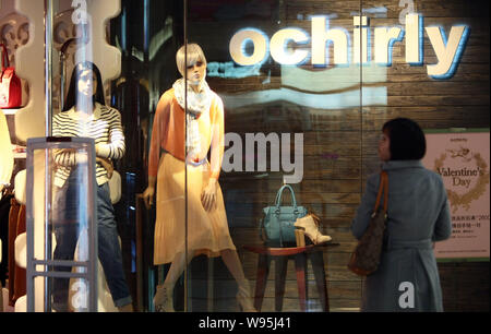 Ein Fußgänger geht vorbei an einem Ochirly Store in Shanghai, China, 13. Februar 2012. Ein Private-Equity-Fonds unterstützt von französischen Luxus Riese LVMH Moet Henness Stockfoto