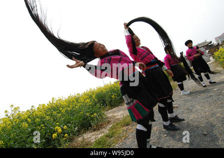 Chinesische Frauen von Yao ethnische Minderheit von Jinkang Yao Dorf, Longsheng Grafschaft, der Stadt Guilin, South China Guangxi Zhuang autonomen Region, Sho Stockfoto