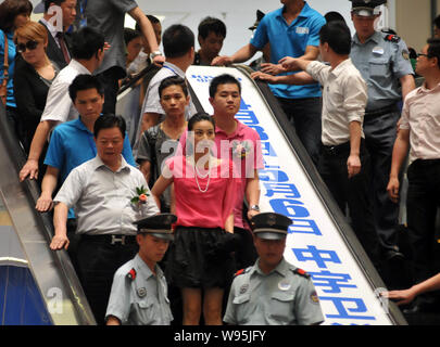 Chinesischen Olympischen tauchen Meister Guo Jingjing besucht einen fördernden Tätigkeit in Fuzhou, China Fujian Provinz, 6. Mai 2012. Stockfoto