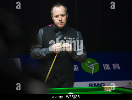 John Higgins von Schottland Kreiden sein Stichwort, wie er gegen Ryan Day von Wales in der zweiten Runde der World Snooker Shanghai Masters 2012 in konkurriert Stockfoto