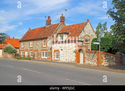 Ein traditionelles Norfolk Häuschen durch den A149 Küstenstraße in Thornham, Norfolk, England, Vereinigtes Königreich, Europa. Stockfoto