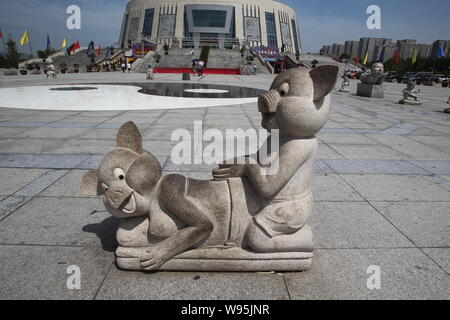 Eine steinerne Skulptur von zwei Schweine, die wie Paarung zu schauen auf dem Platz vor dem Wahrzeichen Bau angezeigt ist, die Zentrale Ebene Blessednes Stockfoto