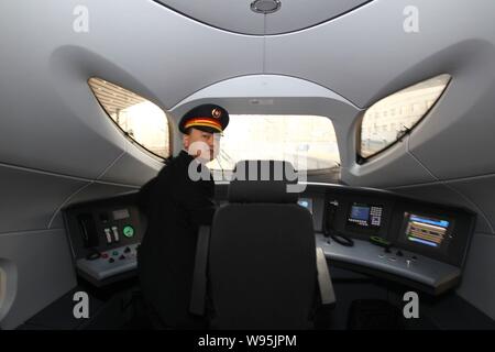 Ein Fahrer, der bereit ist, zu fahren, ein CRH (China Railway High speed) Bullet Zug auf dem Beijing-Guangzhou High-speed Railway, im Cockpit von wird angezeigt Stockfoto