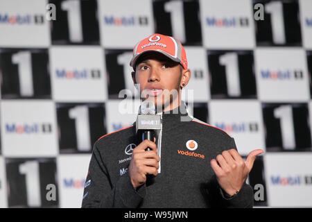 F1-Pilot Lewis Hamilton, derzeit laufen für das McLaren Team, spricht während einer fördernden Tätigkeit in Shanghai, China, 11. April 2012. Stockfoto