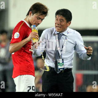 Cheftrainer Lee Jang-soo von China Guangzhou Evergrande gibt Anweisungen zu Gao Lin in ihrer Gruppe H Match gegen Südkoreas Jeonbuk Hyundai Motor Stockfoto