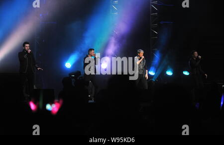 (Von links) Mark, Nicky, Kian und Shane der Irischen Boyband Westlife bei der Farewell Tour Konzert in Peking, China, 22. Februar 2012. Stockfoto