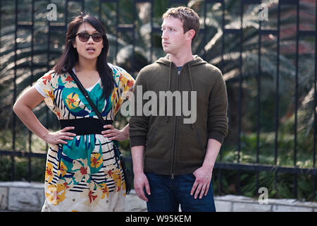 Mark Zuckerberg, Gründer und CEO von Facebook, ist mit seiner Freundin Priscilla Chan auf einer Straße in Shanghai, China, 27. März 2012. Faceboo Stockfoto