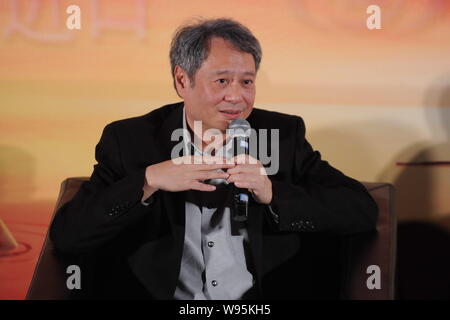 Der Taiwanesische Regisseur Ang Lee spricht während einer Pressekonferenz für den 3D-Film, das Leben von Pi, in Peking, China, 2. November 2012. Stockfoto