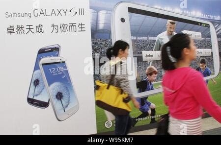 ---- Fußgänger vorbei an eine Werbung für das Samsung Galaxy SIII Smartphone installiert mit dem Google Android mobile Betriebssystem Bei Stockfoto