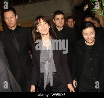 Die französische Schauspielerin Sophie Marceau (Mitte) nimmt an der Eröffnungsfeier für die Schmuck Boutique von chaumet am Grand Gateway Shanghai, China, 30 Novembe Stockfoto