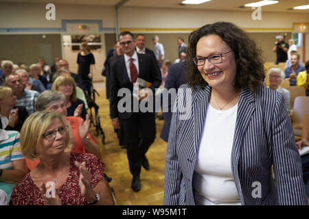 12. August 2019, Rheinland-Pfalz, Maria Laach: Andrea Nahles (r), der ehemalige Vorsitzende der SPD, kommt zu einem Vortrag in das Kloster Maria Laach. Nahles wird über das Thema "Die Gleichheit von Männern und Frauen nach dem Grundgesetz und im echten Leben' sprechen. Foto: Thomas Frey/dpa Stockfoto