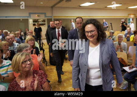 12. August 2019, Rheinland-Pfalz, Maria Laach: Andrea Nahles (r), der ehemalige Vorsitzende der SPD, kommt zu einem Vortrag in das Kloster Maria Laach. Nahles wird über das Thema "Die Gleichheit von Männern und Frauen nach dem Grundgesetz und im echten Leben' sprechen. Foto: Thomas Frey/dpa Stockfoto