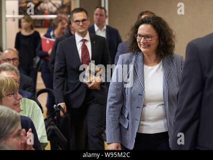 12. August 2019, Rheinland-Pfalz, Maria Laach: Andrea Nahles (r), der ehemalige Vorsitzende der SPD, kommt zu einem Vortrag in das Kloster Maria Laach. Nahles wird über das Thema "Die Gleichheit von Männern und Frauen nach dem Grundgesetz und im echten Leben' sprechen. Foto: Thomas Frey/dpa Stockfoto