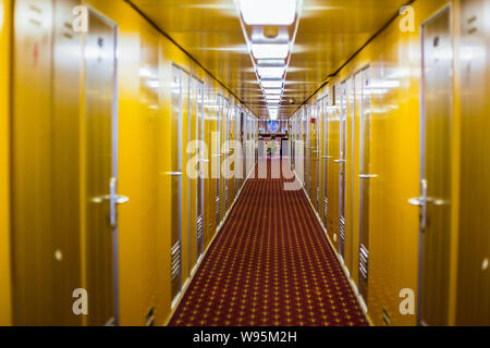 Langen Korridor der Kreuzfahrtschiff Stockfoto