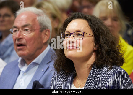 12. August 2019, Rheinland-Pfalz, Maria Laach: Andrea Nahles, ehemalige Vorsitzende der SPD, sitzt vor Beginn der Vorlesung im Kloster Maria Laach, neben dem ehemaligen rheinland-pfälzischen Finanzminister Gernot Mittler (SPD). Nahles wird über das Thema "Die Gleichheit von Männern und Frauen nach dem Grundgesetz und im echten Leben' sprechen. Foto: Thomas Frey/dpa Stockfoto