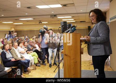 12. August 2019, Rheinland-Pfalz, Maria Laach: Andrea Nahles, ehemalige Vorsitzende der SPD, hält einen Vortrag im Kloster Maria Laach. Nahles spricht über das Thema "Die Gleichheit von Männern und Frauen nach dem Grundgesetz und im echten Leben'. Foto: Thomas Frey/dpa Stockfoto