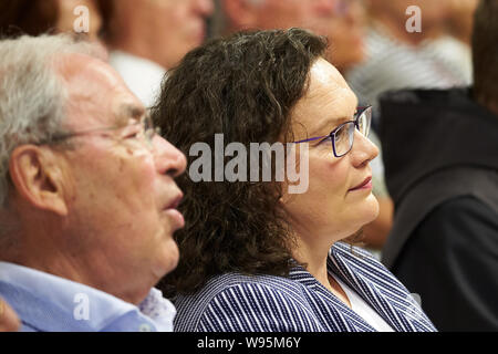 12. August 2019, Rheinland-Pfalz, Maria Laach: Andrea Nahles, ehemalige Vorsitzende der SPD, sitzt vor Beginn der Vorlesung im Kloster Maria Laach, neben dem ehemaligen rheinland-pfälzischen Finanzminister Gernot Mittler (SPD). Nahles wird über das Thema "Die Gleichheit von Männern und Frauen nach dem Grundgesetz und im echten Leben' sprechen. Foto: Thomas Frey/dpa Stockfoto