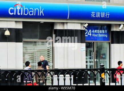 ---- Fußgänger vorbei an eine Filiale der Citibank in Shanghai, China, 23. Mai 2010. Die Nationale Kommission für Entwicklung und Reform hat die me Stockfoto