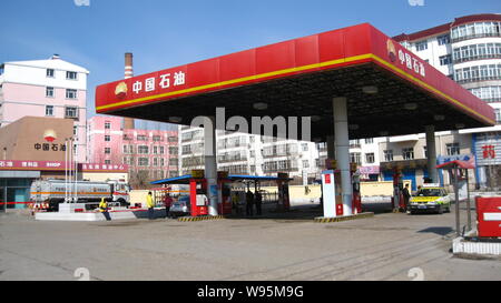 ---- Blick auf eine Tankstelle im Besitz der CNPC (China National Petroleum Corporation), Muttergesellschaft von PetroChina, in Qiqihar, Northeast China Heilong Stockfoto