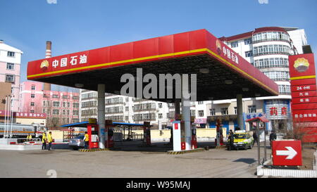 ---- Blick auf eine Tankstelle im Besitz der CNPC (China National Petroleum Corporation), Muttergesellschaft von PetroChina, in Qiqihar, Northeast China Heilong Stockfoto